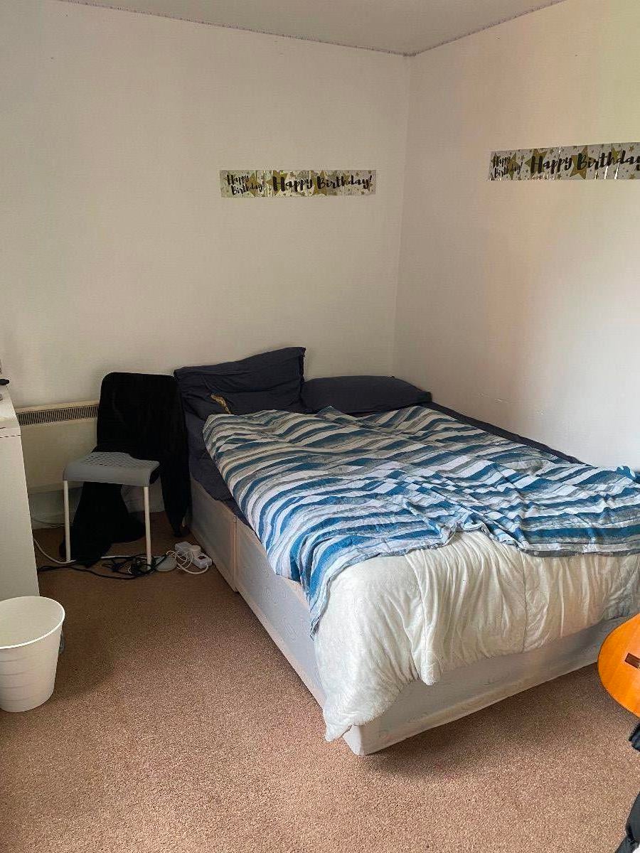 Flat Eagle Drive in Greater London