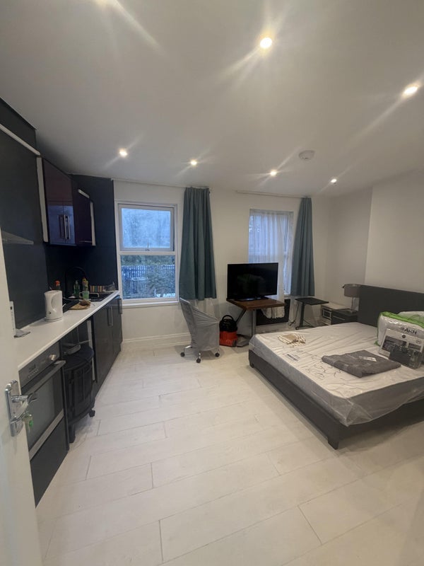 Room The Broadway in Greater London