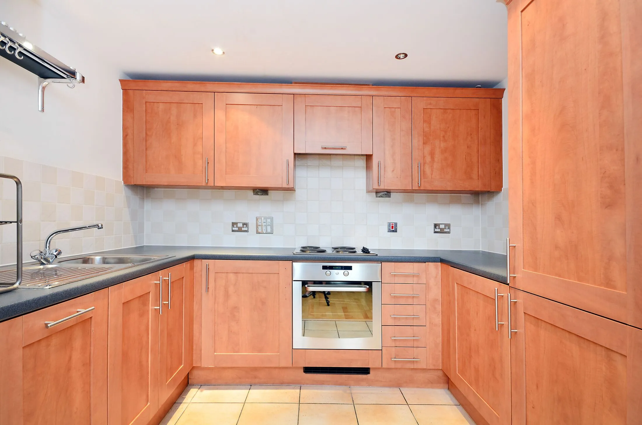 Flat Broadway in Greater London