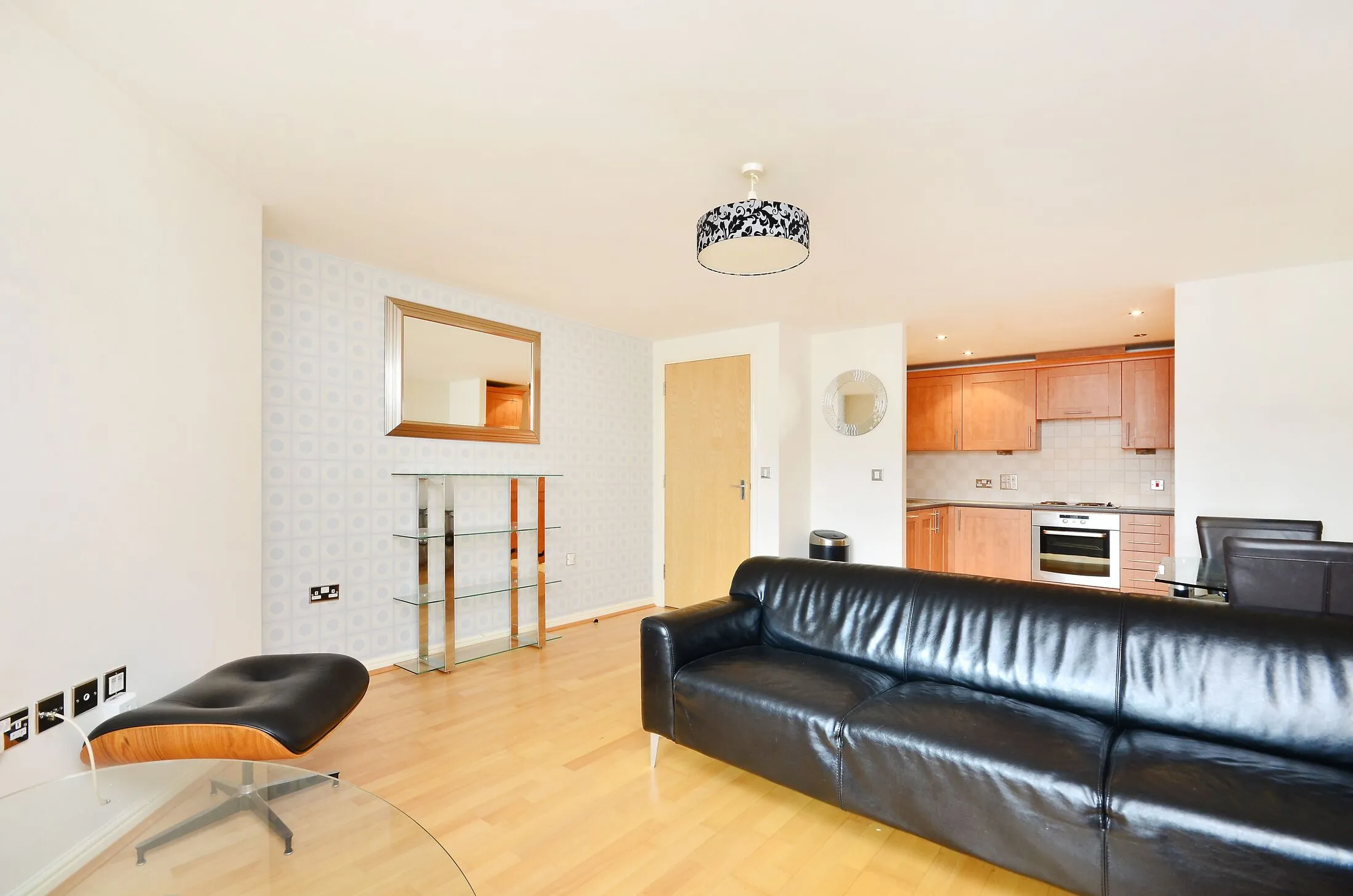 Flat Broadway in Greater London