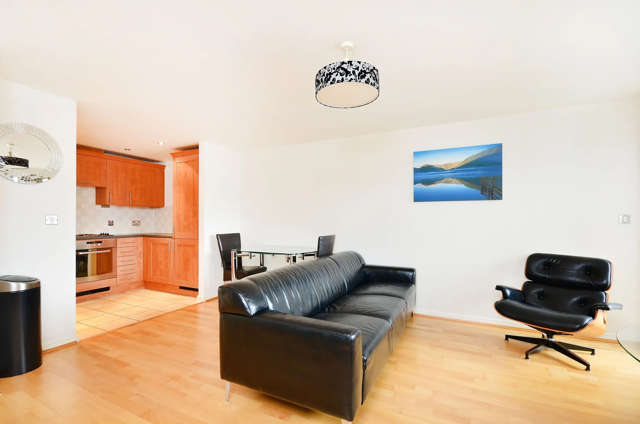 Flat Broadway in Greater London