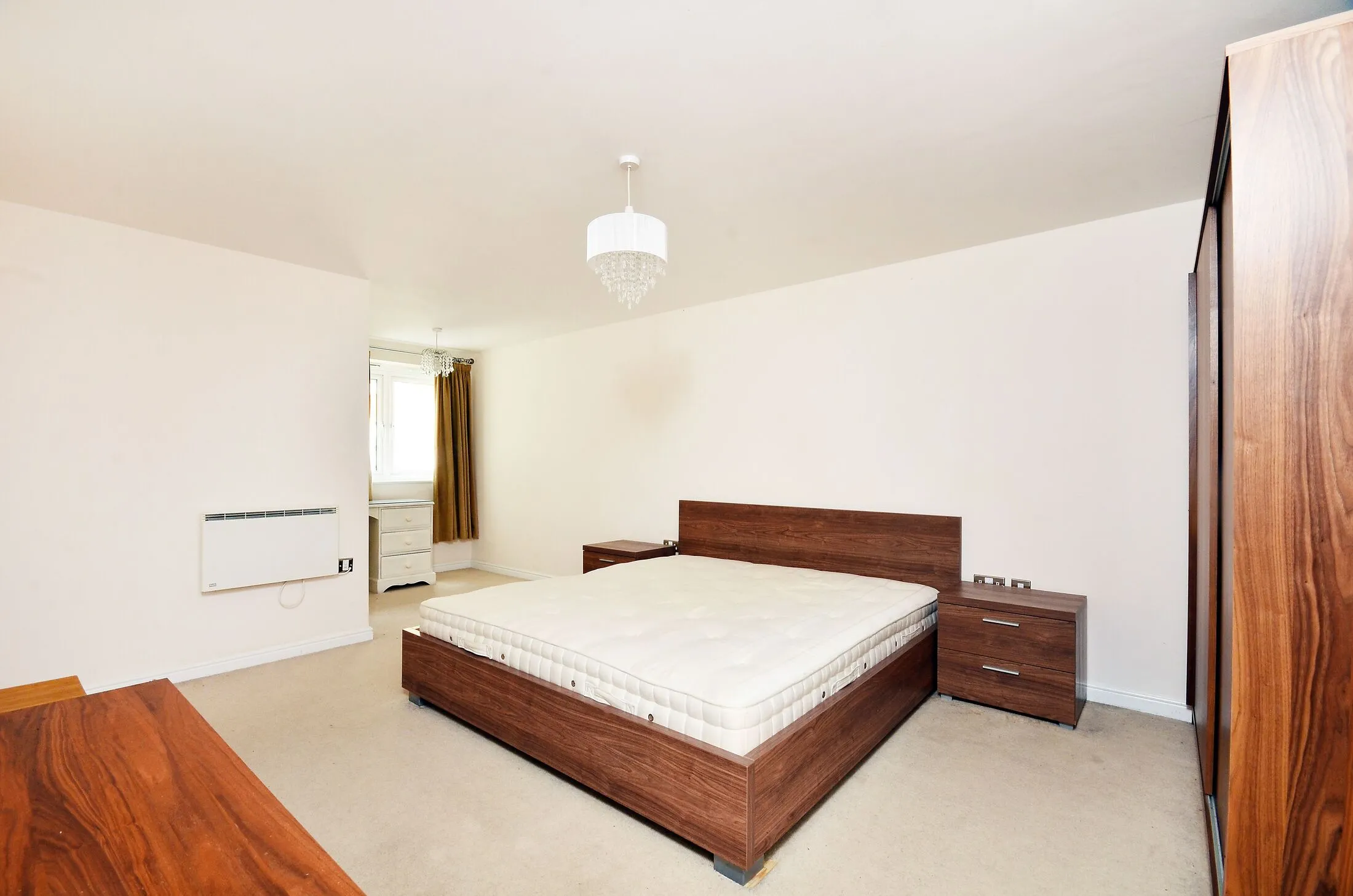 Flat Broadway in Greater London
