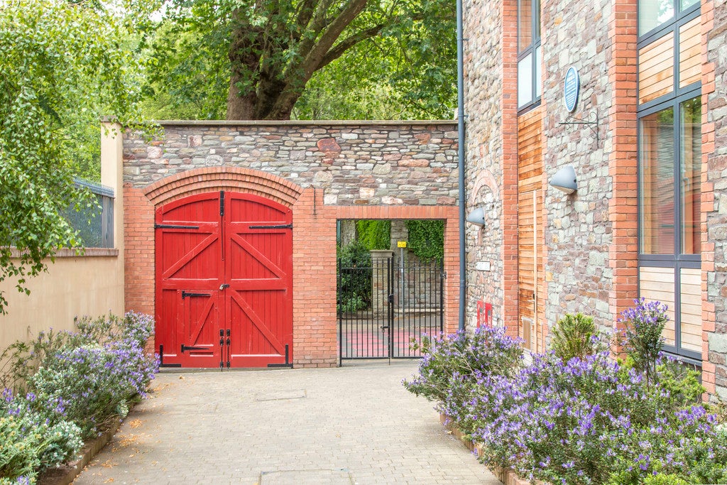 Flat Cabot Mews in Bristol