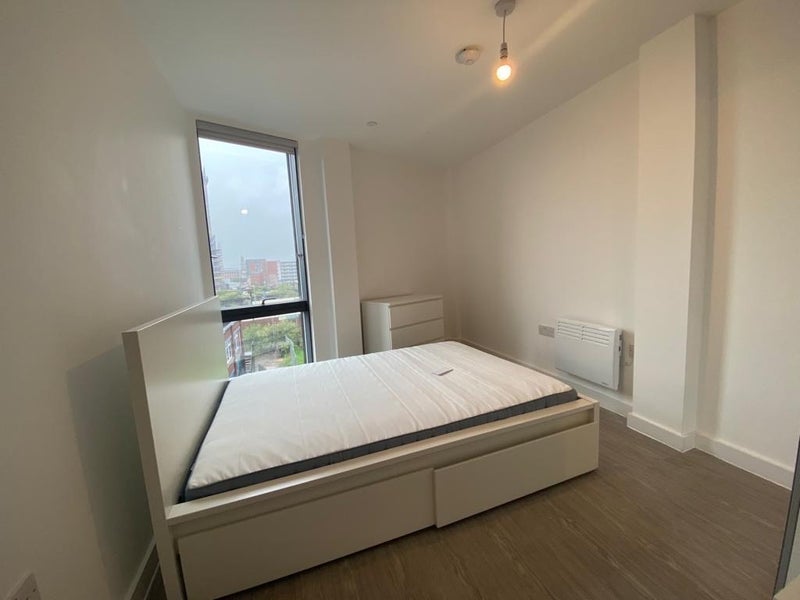 Room Oldfield Road in Salford
