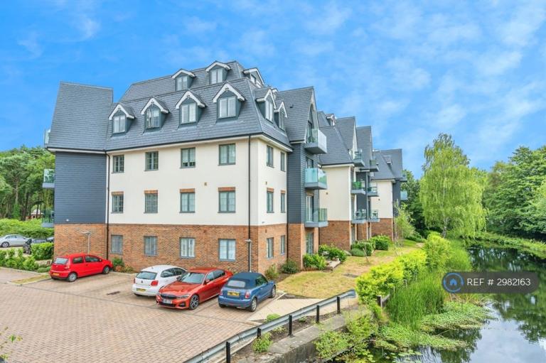 Flat Monument Road in Woking