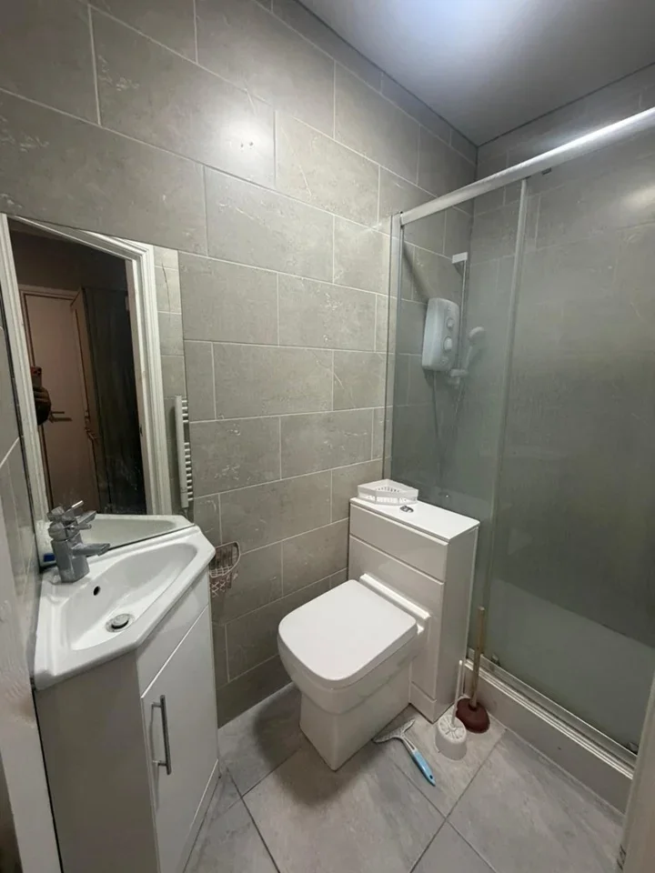 Room Graham Road in Greater London