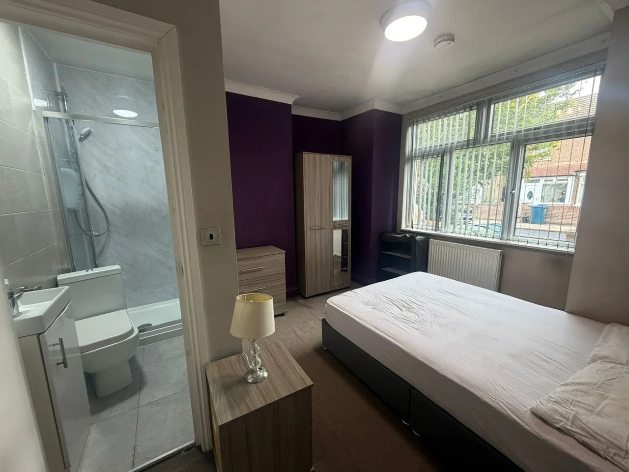 Room Graham Road in Greater London
