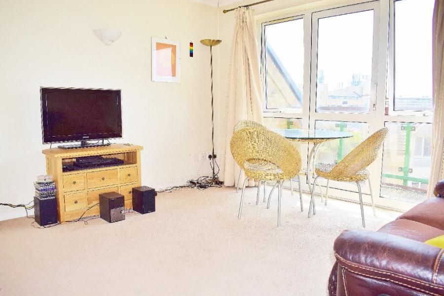 Flat Pacific Close in Southampton