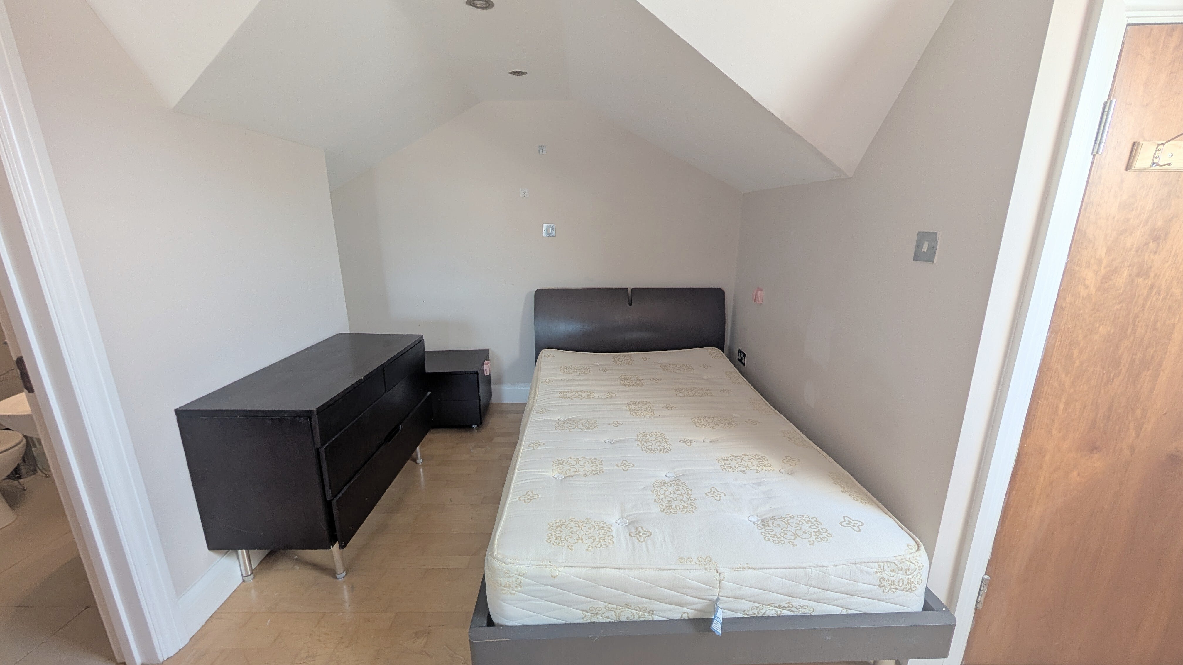 Flat Sheepcote Road in Greater London