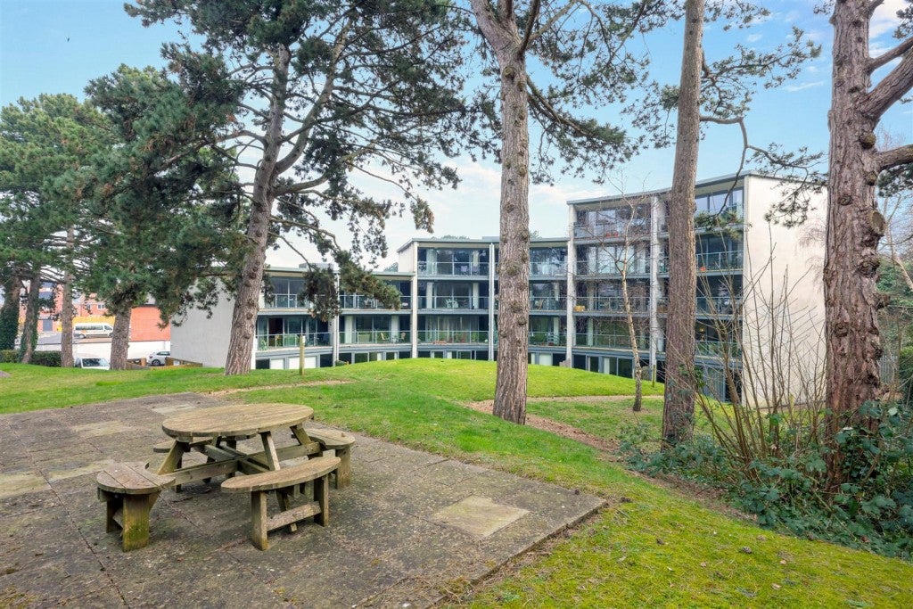 Flat Gloucester Road in Cheltenham