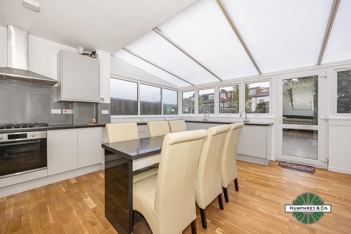 House Salisbury Avenue in Greater London