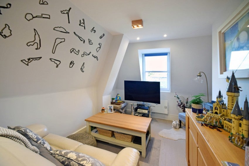 Flat Martyr Road in Guildford