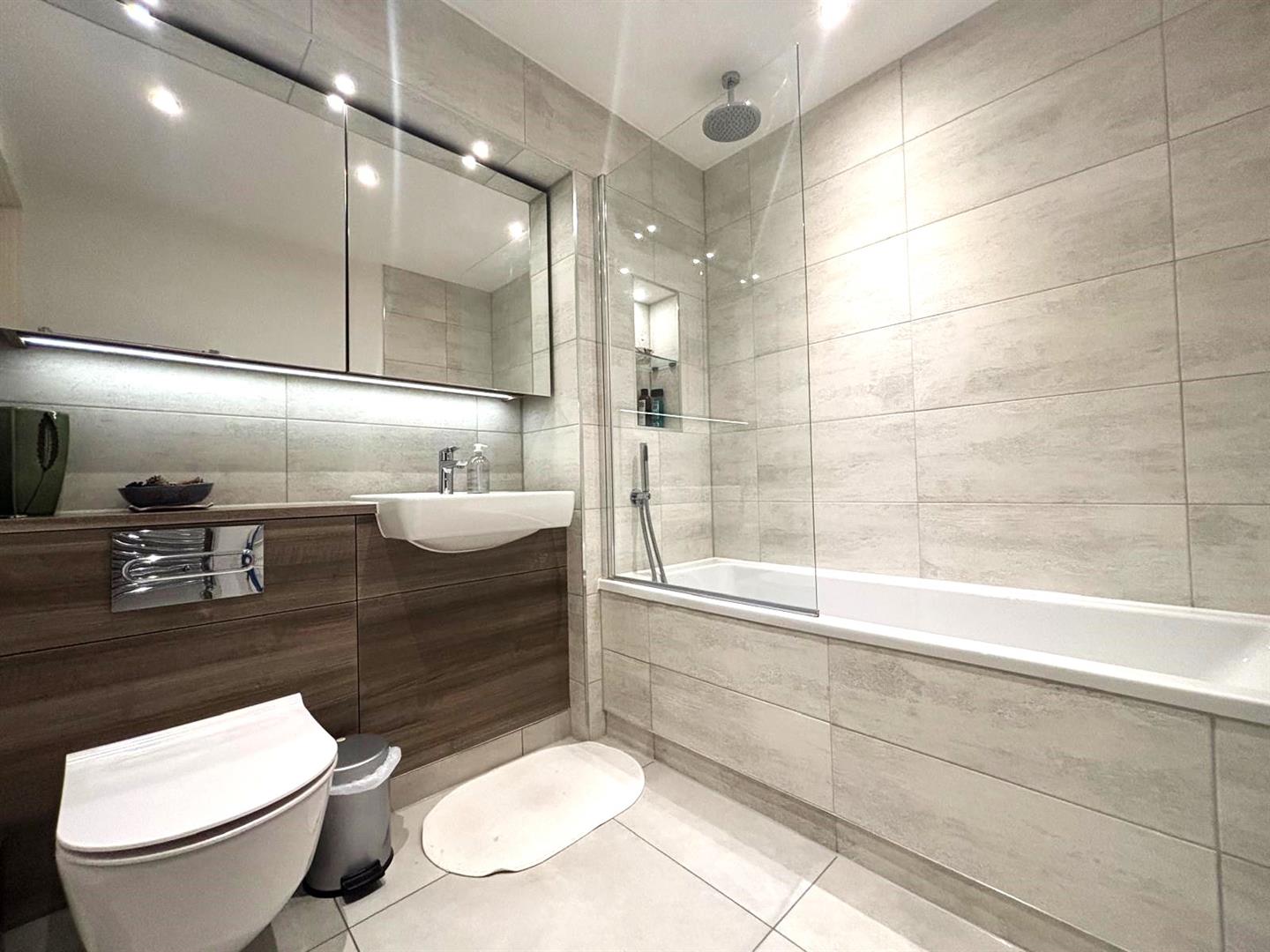 Flat Garnet Place in Greater London