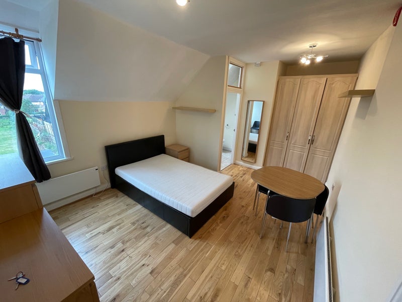 Flat Tennison Road in Greater London