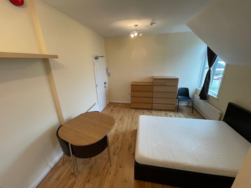 Flat Tennison Road in Greater London