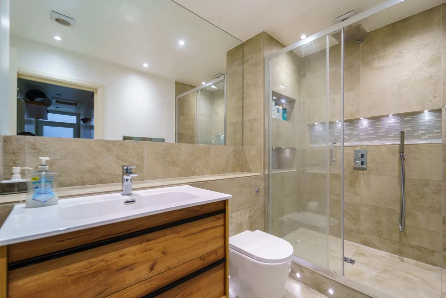 Flat Dryden Court in Greater London