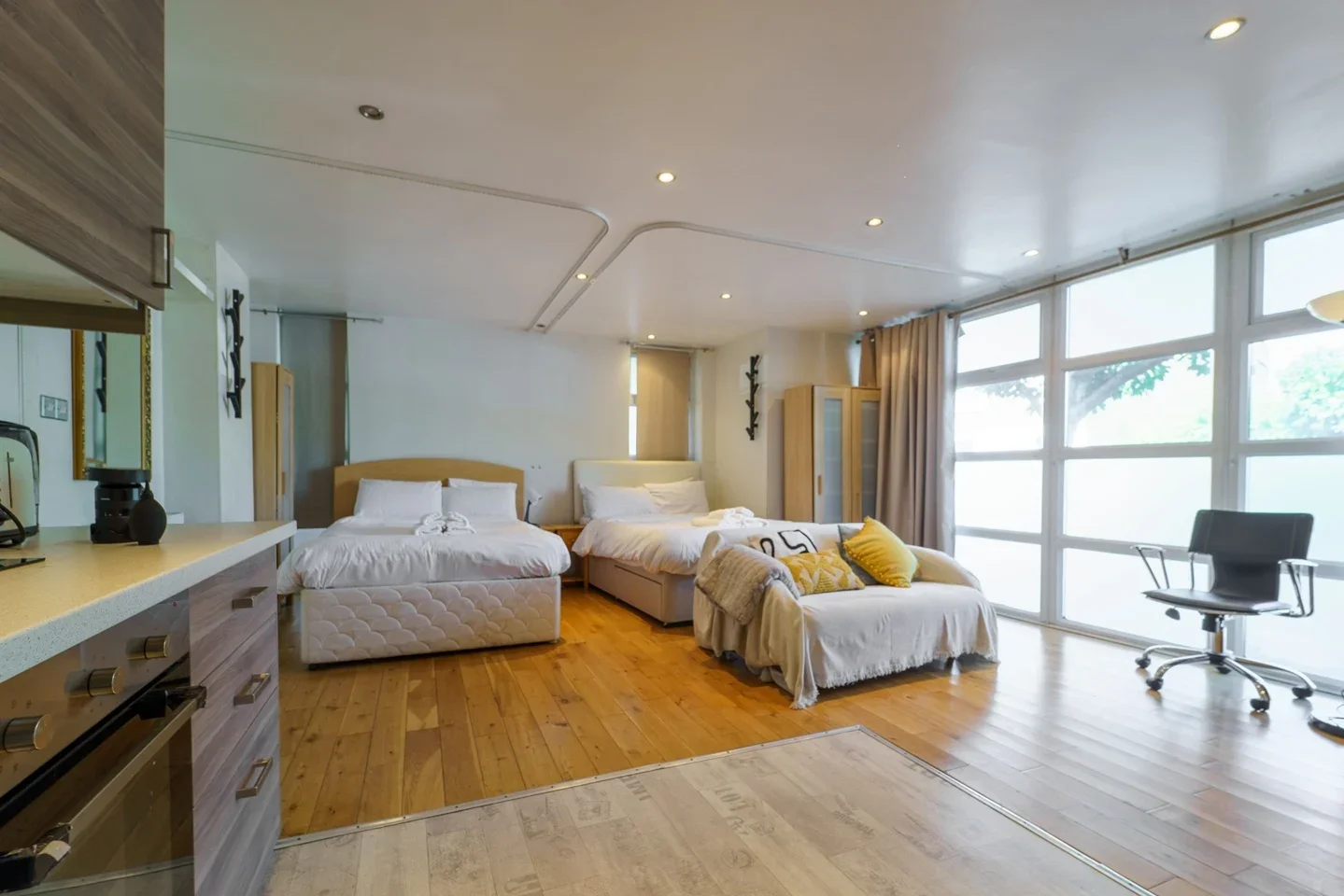 Flat Dryden Court in Greater London
