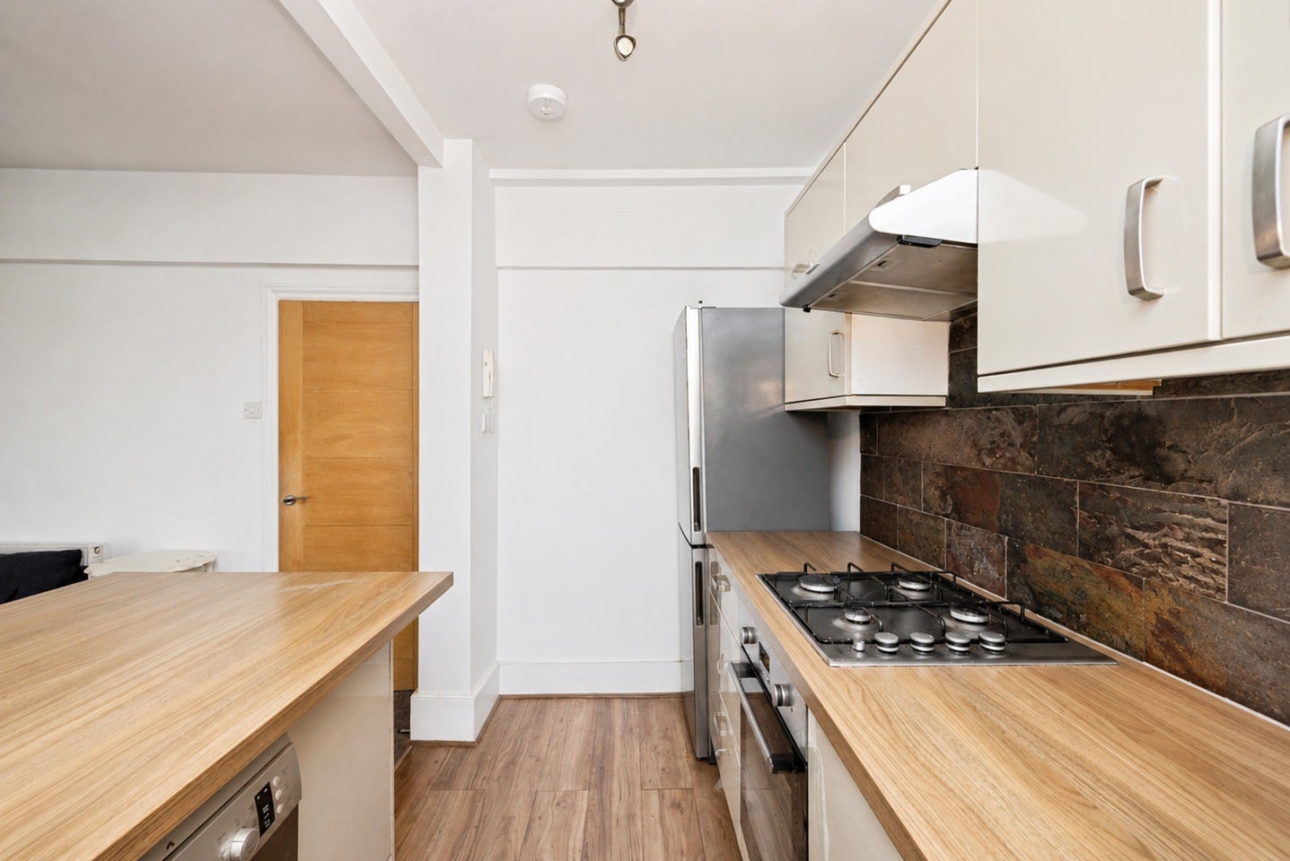 Flat Hackford Road in Greater London