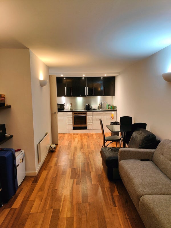 Room Riverside Way in Leeds