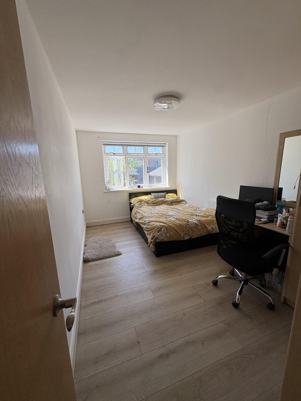 Room Long Lane in Greater London