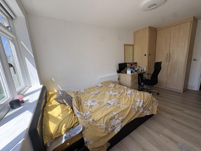 Room Long Lane in Greater London