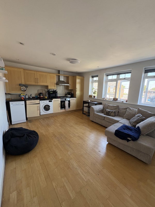 Room Long Lane in Greater London