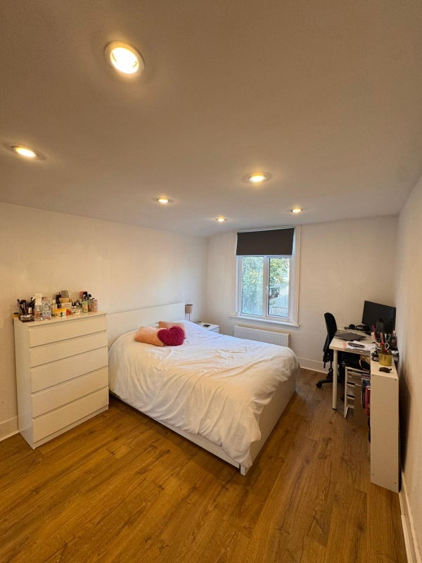 Room Second Avenue in Greater London