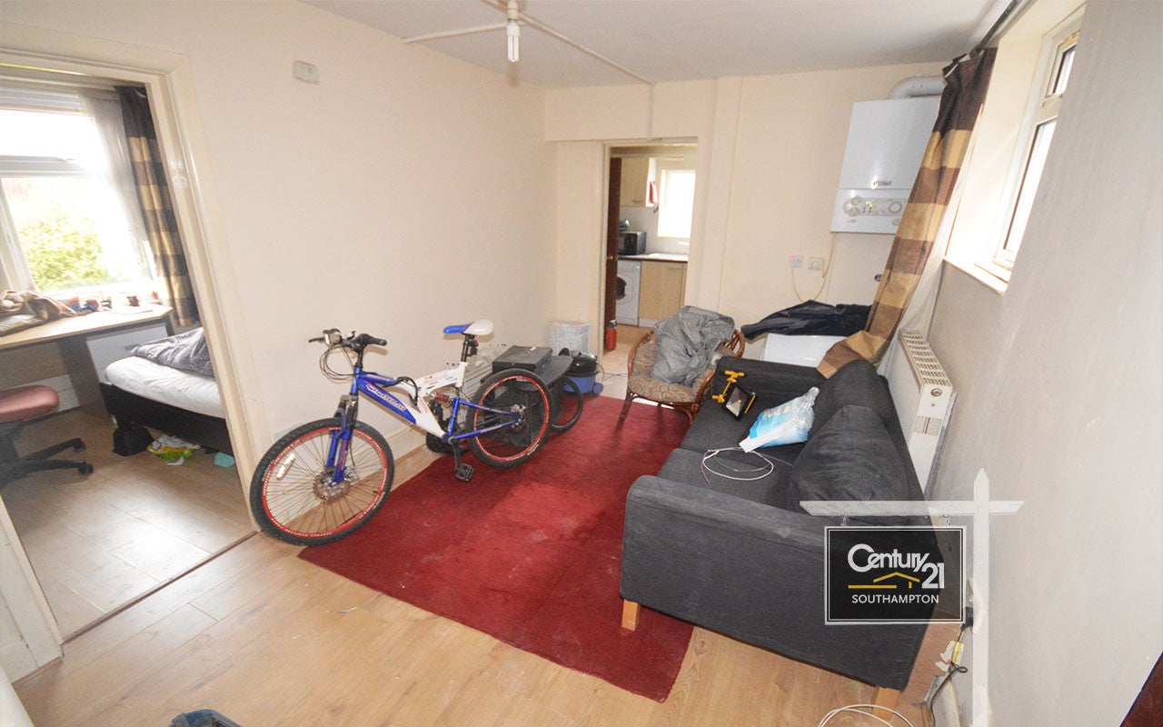 Flat Broadlands Road in Southampton