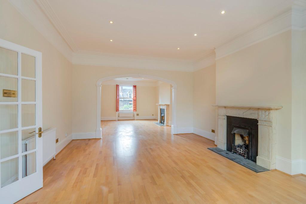 Flat Netherhall Gardens in Greater London