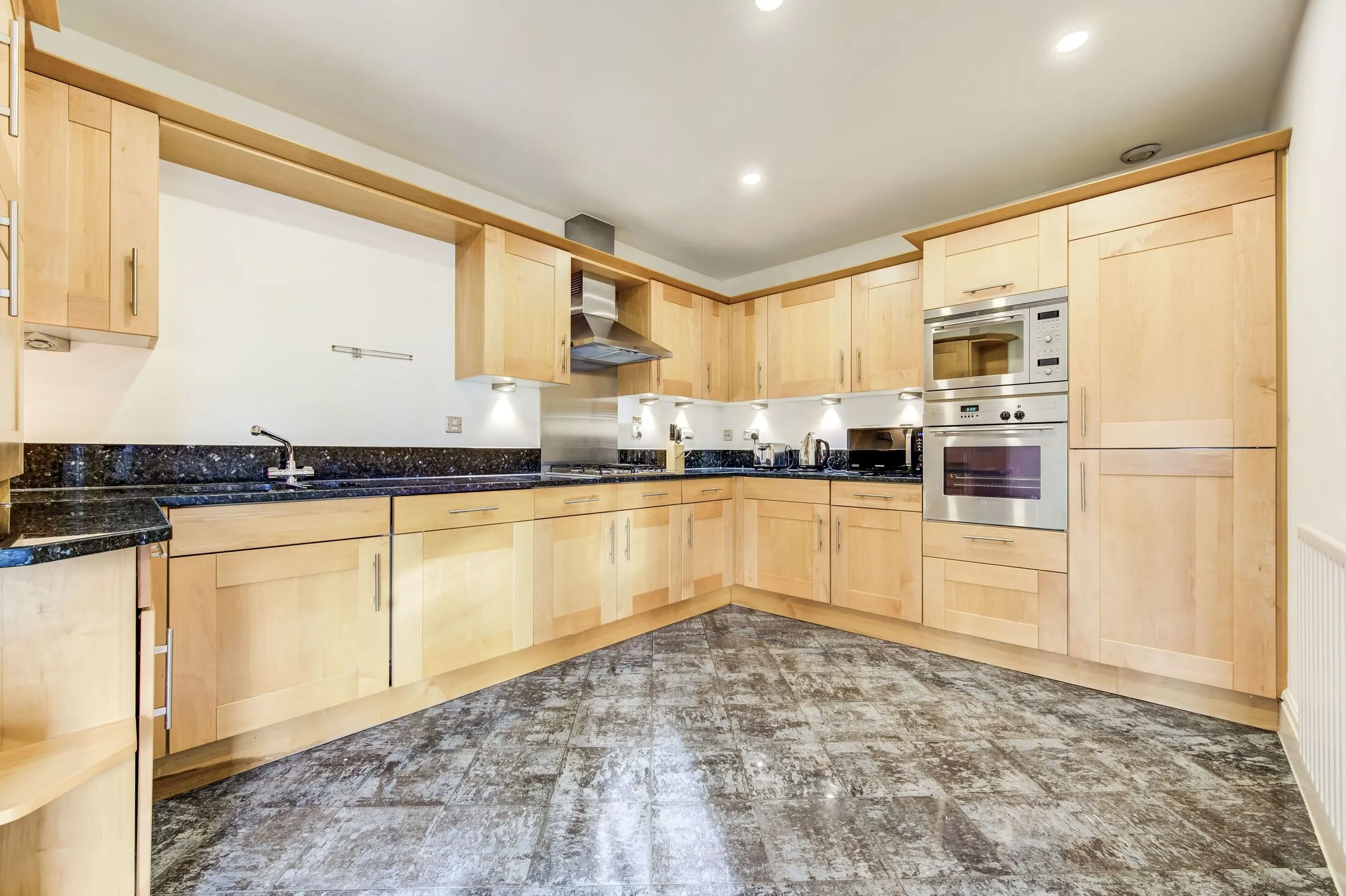 Flat Warwick Road in Greater London