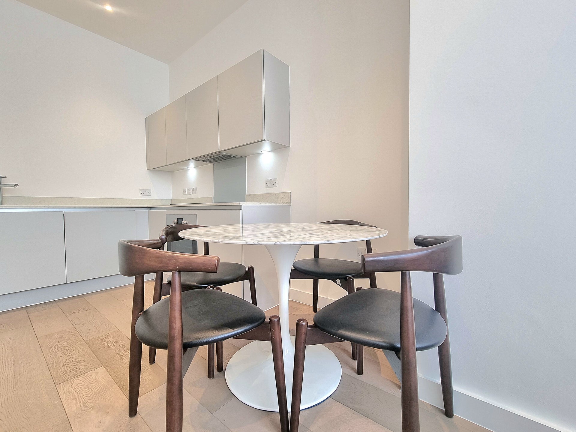 Flat Kingsland Road in Greater London