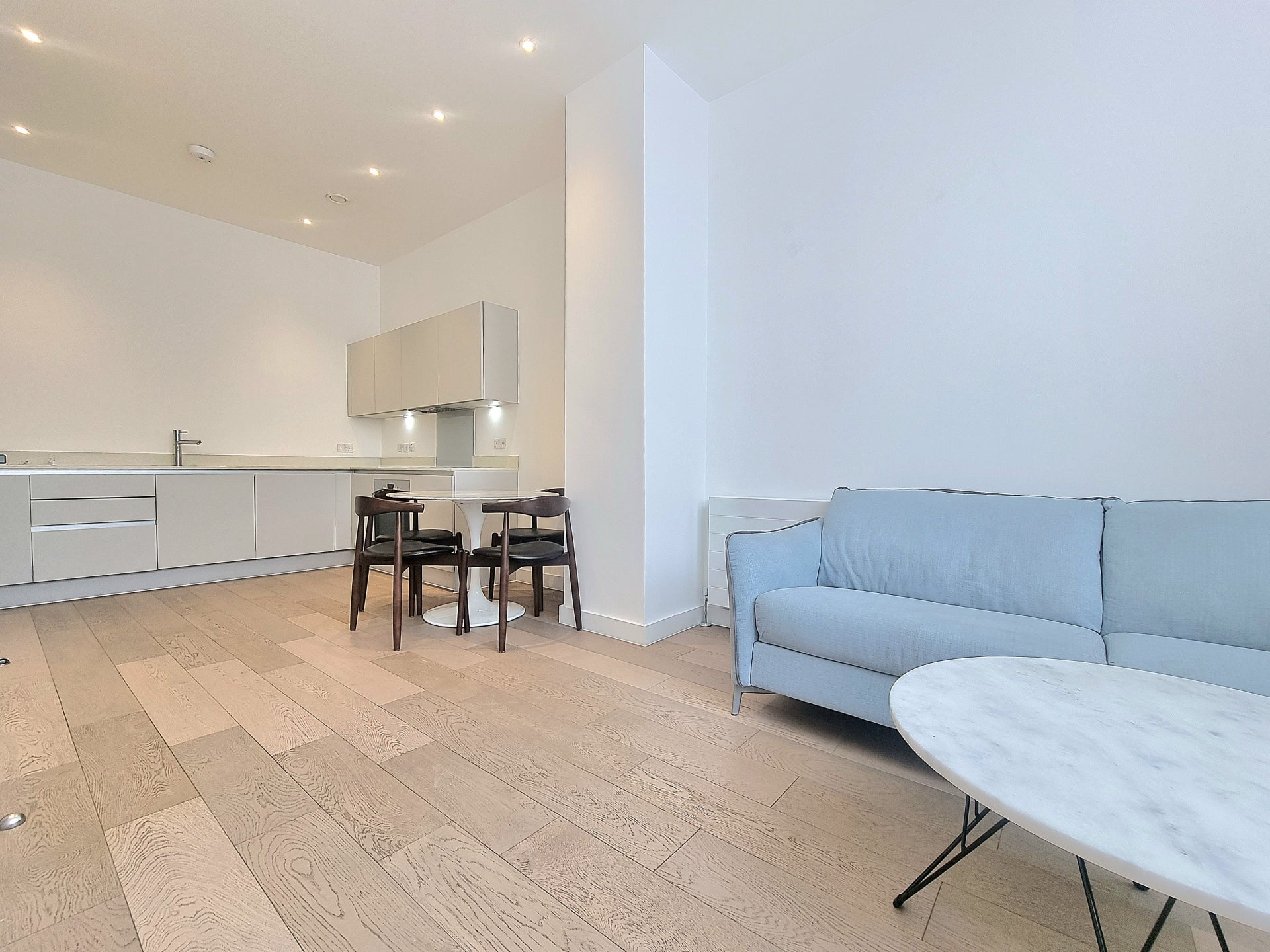 Flat Kingsland Road in Greater London