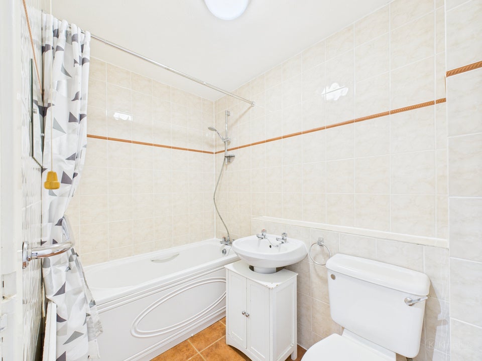 Flat Bassetsbury Lane in High Wycombe