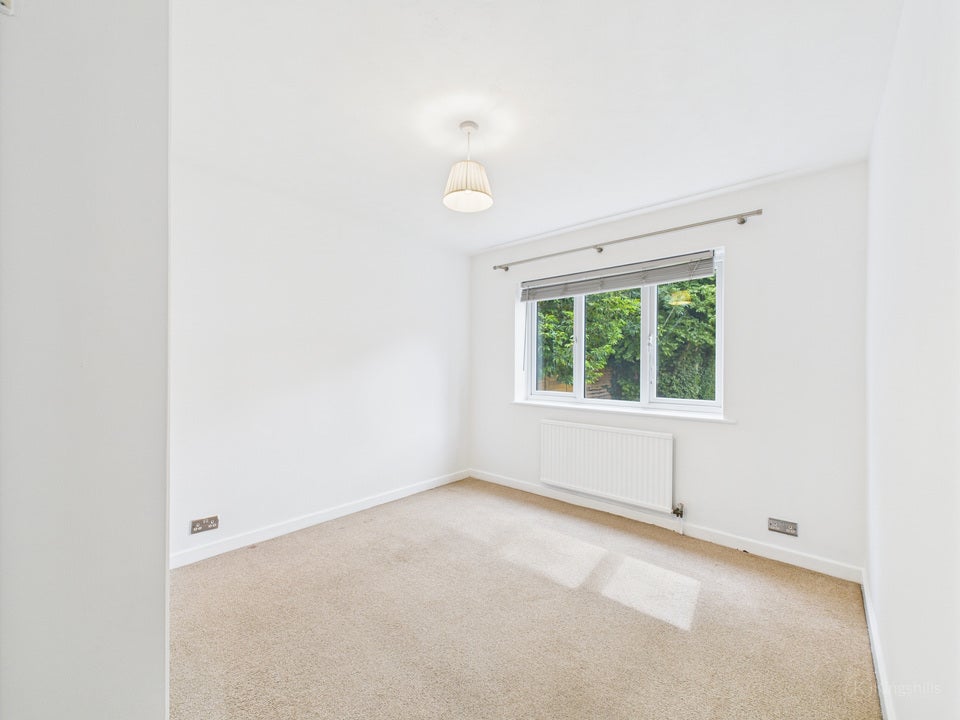 Flat Bassetsbury Lane in High Wycombe