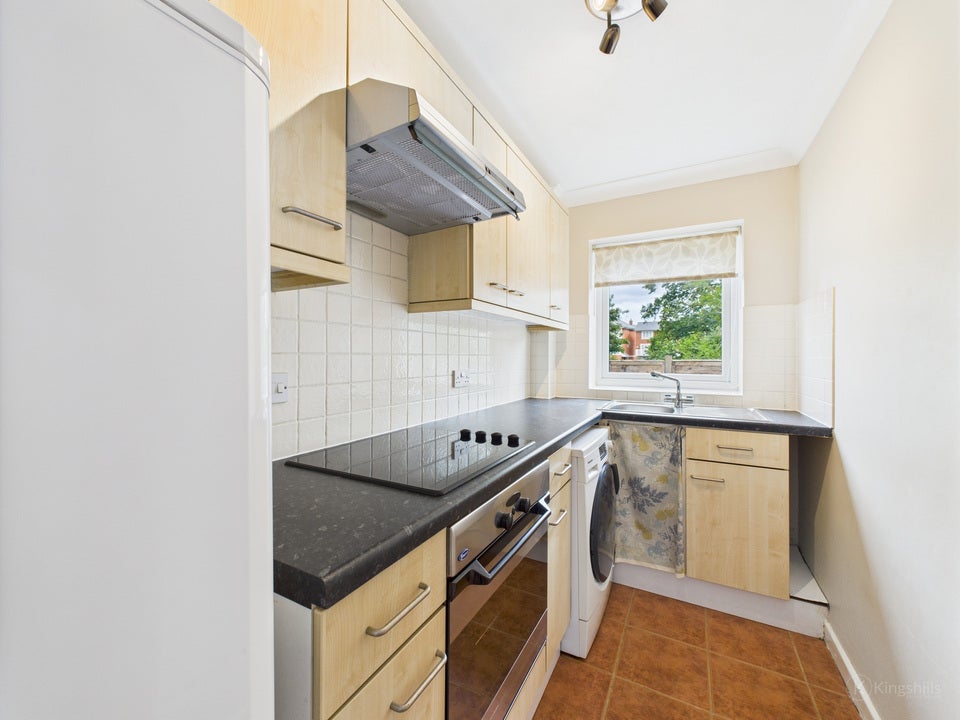 Flat Bassetsbury Lane in High Wycombe