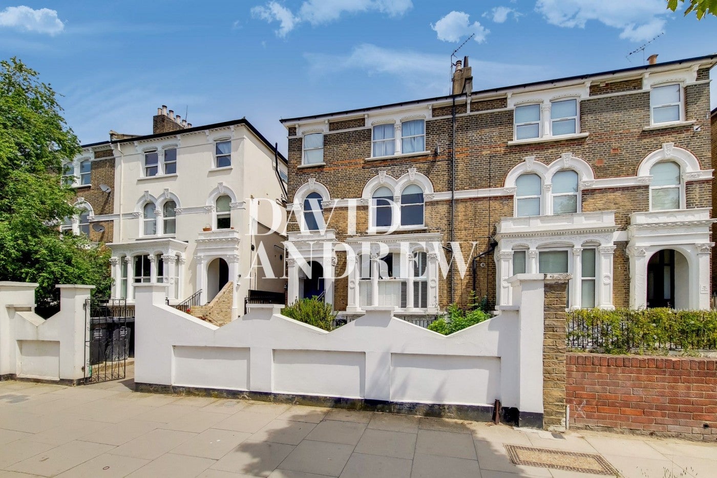 Flat Queen's Drive in Greater London