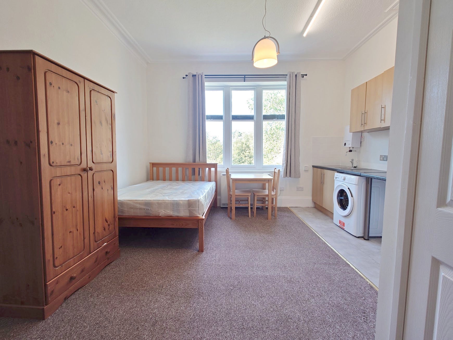 Flat Pitshanger Lane in Greater London