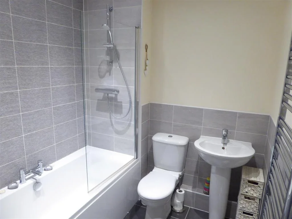 Flat Travertine Close in Houghton Regis