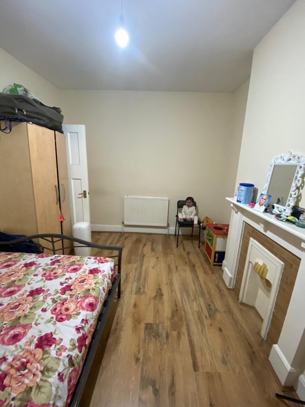 Room Forty Avenue in Greater London