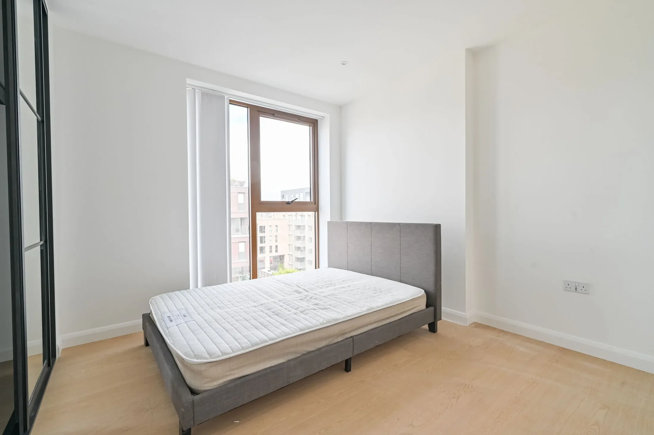 Flat Dod Street in Greater London