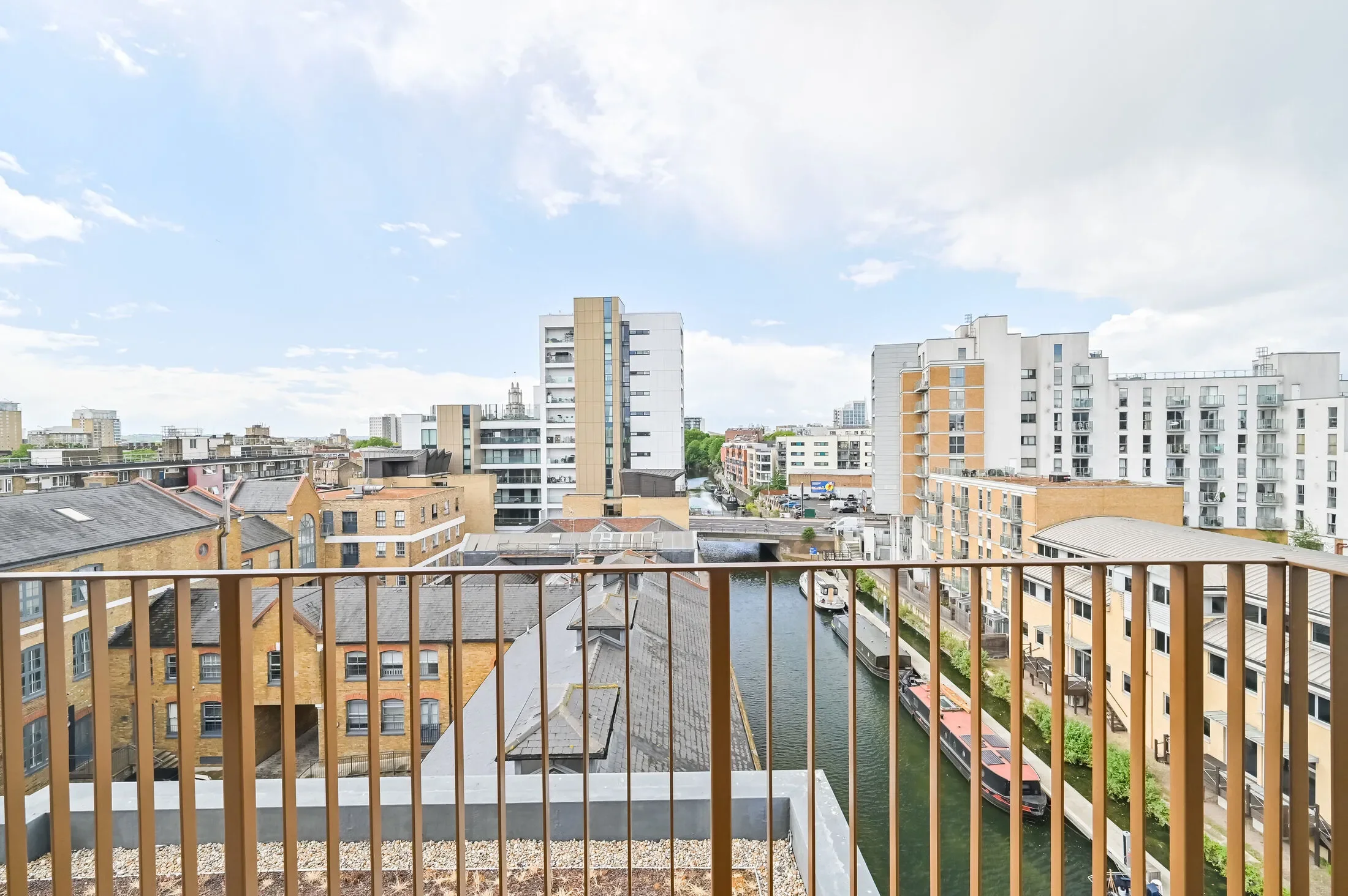Flat Dod Street in Greater London