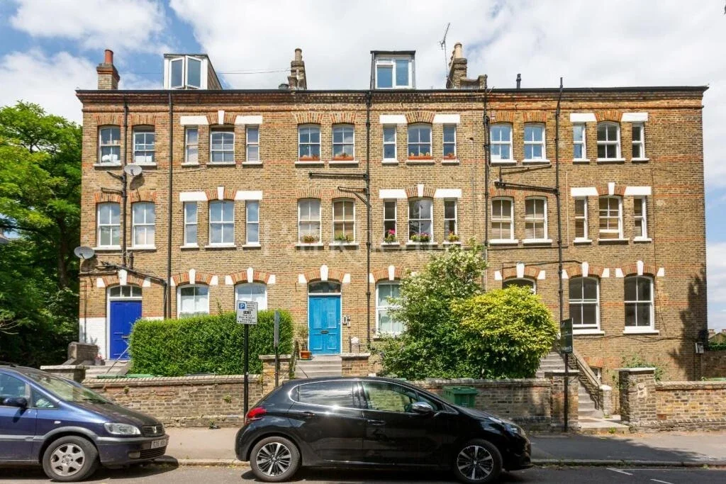 Flat Tasker Road in Greater London