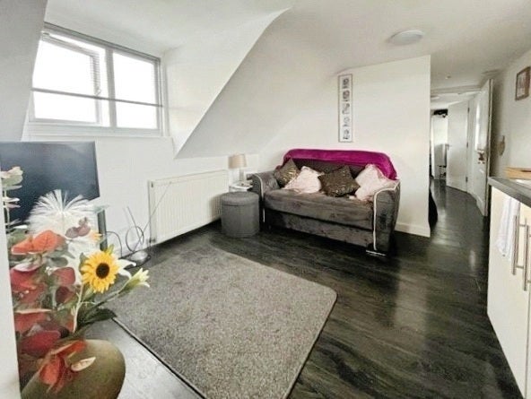 Flat Chesterfield Road in Borough of Spelthorne