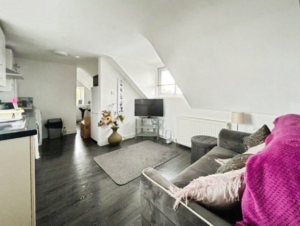 Flat Chesterfield Road in Borough of Spelthorne