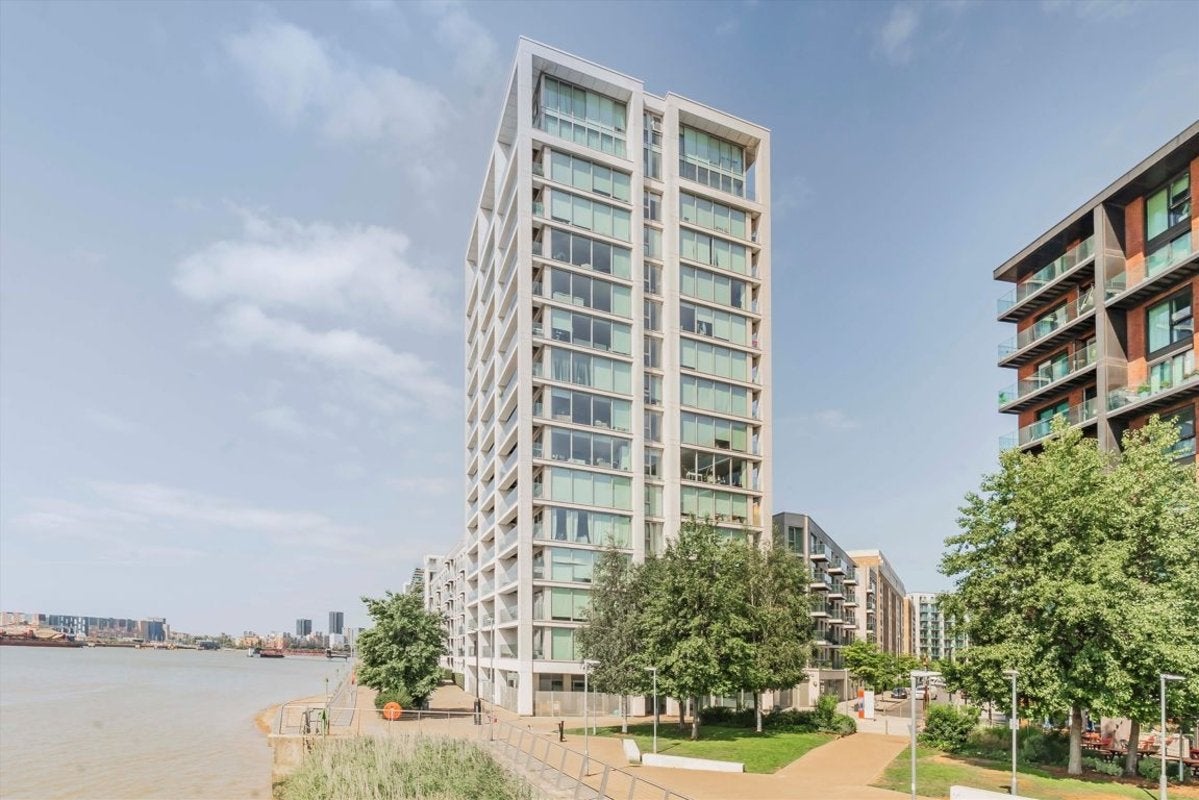 Flat Admiralty Avenue in Greater London