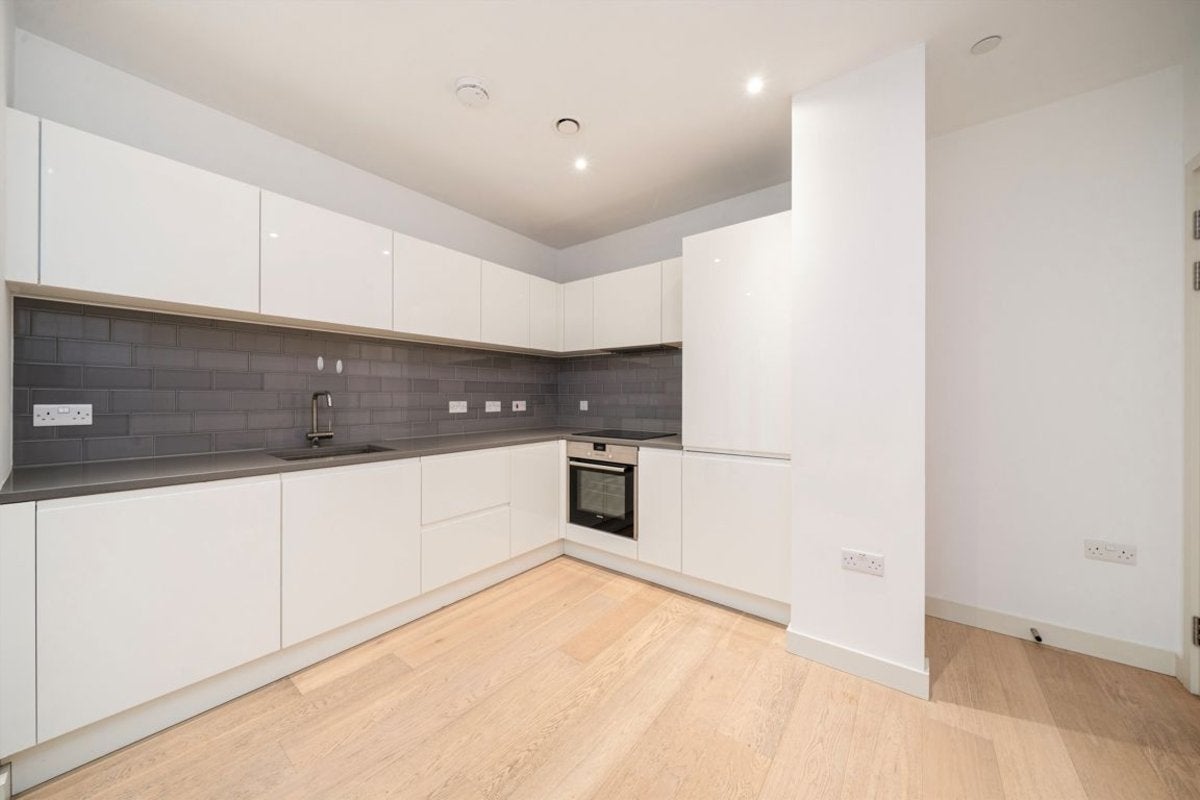 Flat Admiralty Avenue in Greater London