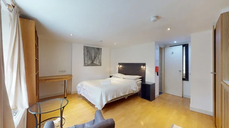 Flat Cartwright Gardens in Greater London