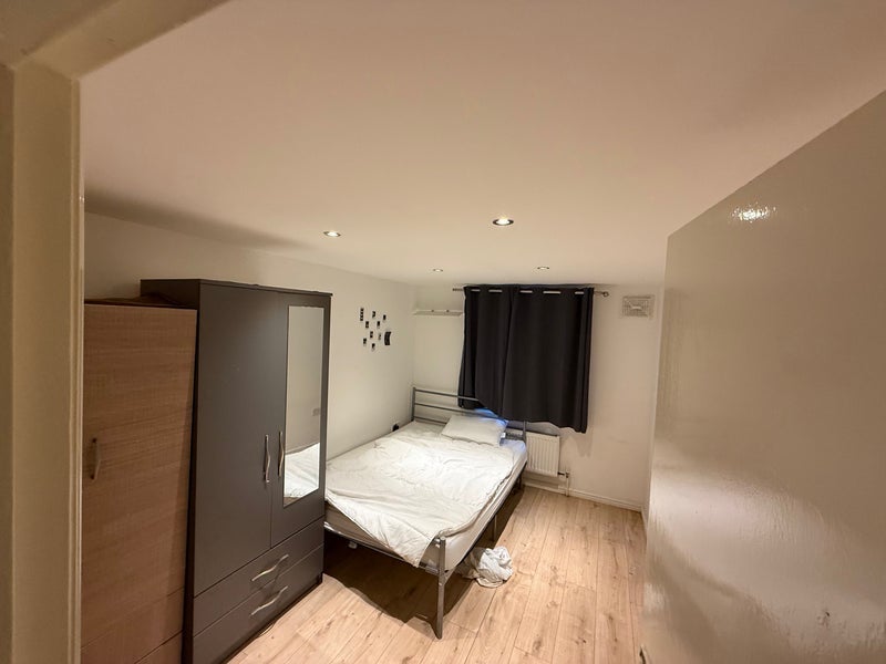 Room Mattock Lane in Greater London