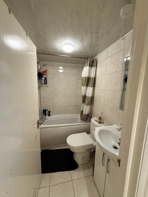 Room Mattock Lane in Greater London