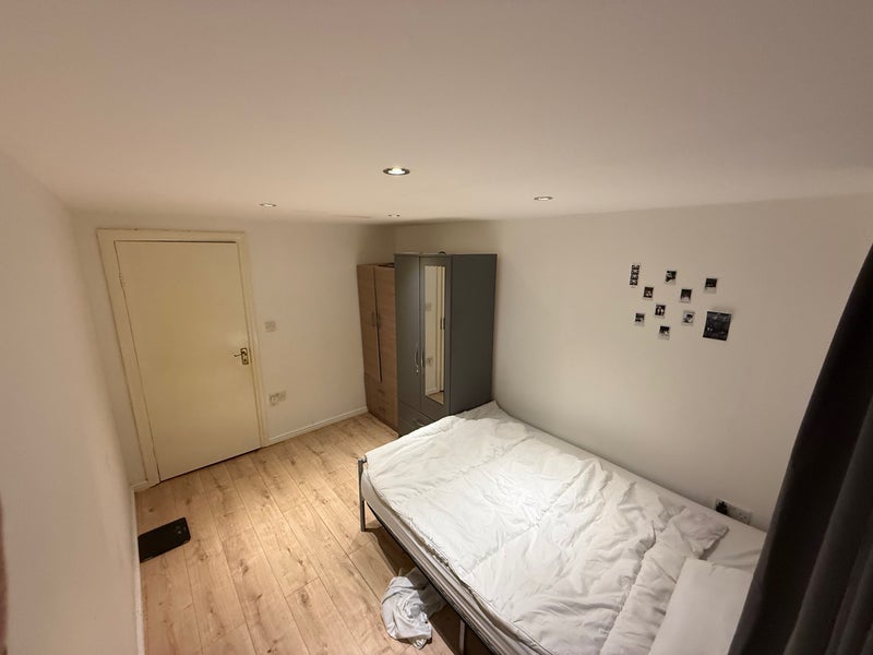 Room Mattock Lane in Greater London